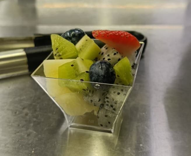 Фруктовые стаканчики с драгон фруктом для фуршета в Алматы, кейтеринг